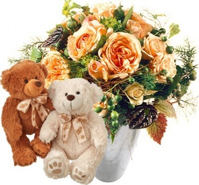 Délicat bouquet de roses avec un couple d’ours en peluche (blanc et brun)