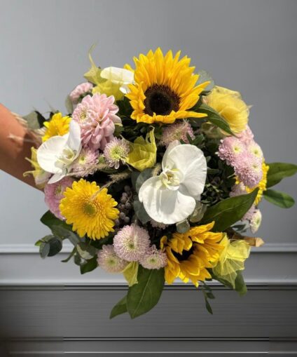 Bouquet de fleurs tons jaune-blanc