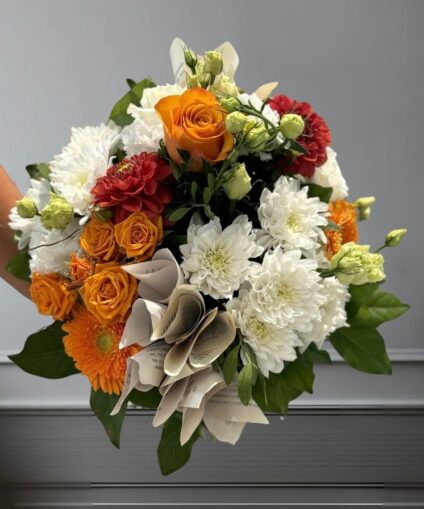 Bouquet de fleurs tons orangé-blanc