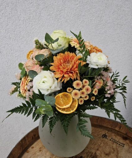 Bouquet de fleurs tons orangé-blanc