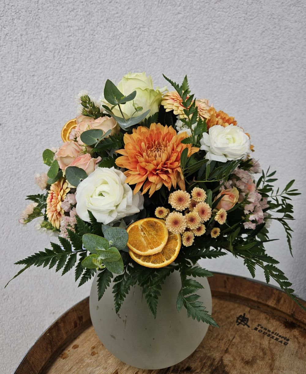 Bouquet de fleurs tons orangé-blanc