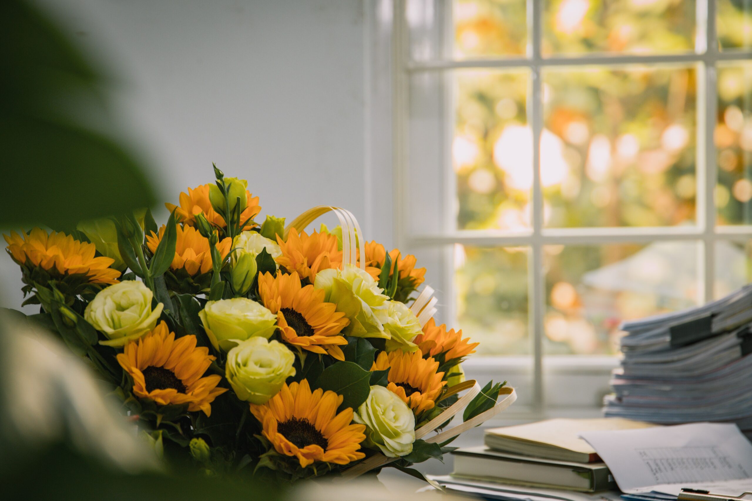 bouquet de tournesol avec des roses blanches